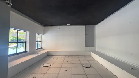 Office To Let in Hyde Park (4)